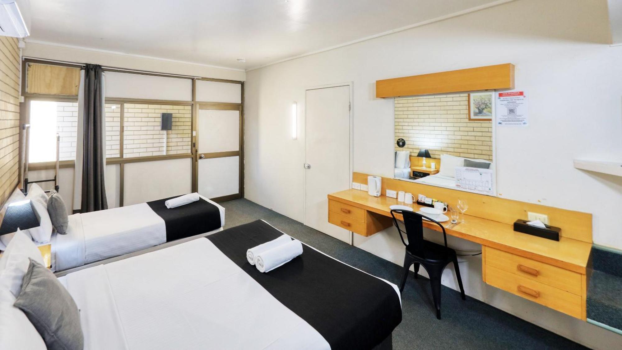 Tropical Gateway Motor Inn Rockhampton Exterior photo