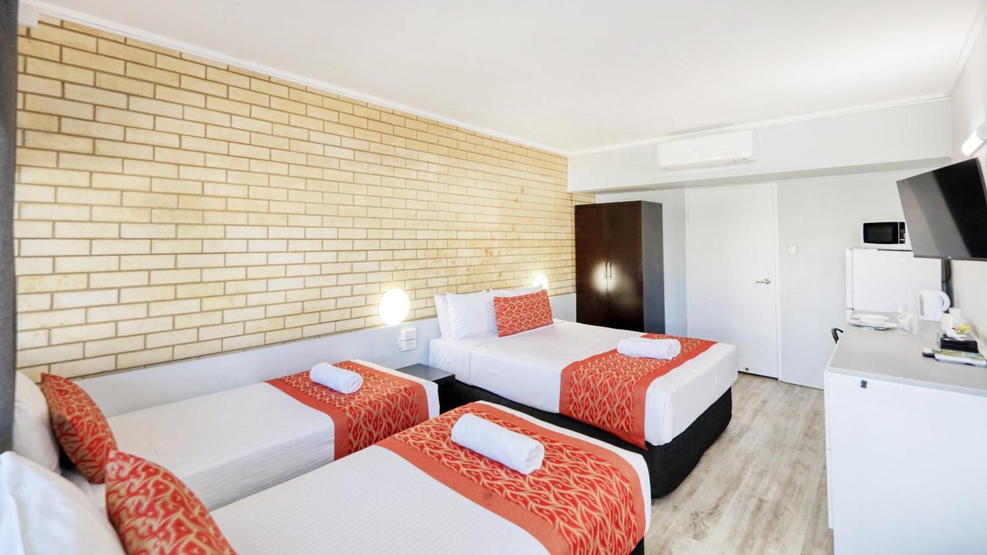 Tropical Gateway Motor Inn Rockhampton Exterior photo