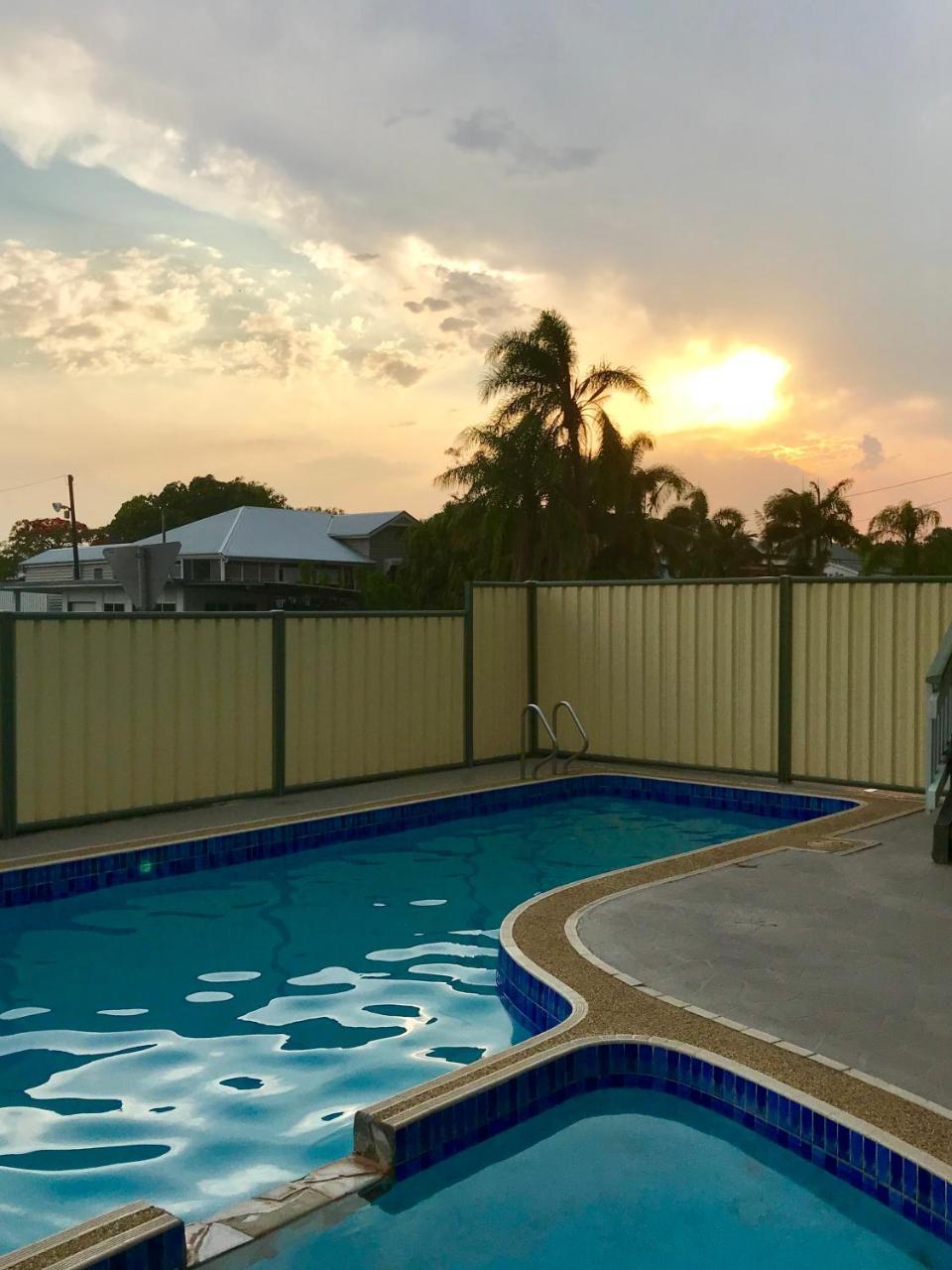 Tropical Gateway Motor Inn Rockhampton Exterior photo